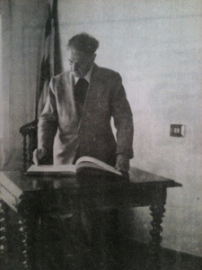 Gregorio Prieto firmando en el libro de honor de la Asociación MMV. 1981 (foto asanchezmolledo)