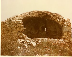 Parte interior del ábsido hoy desaparecido. Ermita de Santa María, siglo XII. (foto asanchezmolledo, 1977)